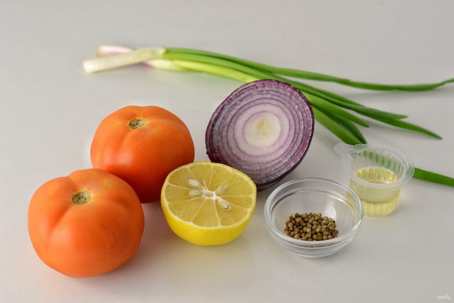 Ингредиенты для салата из томатов с кориандром