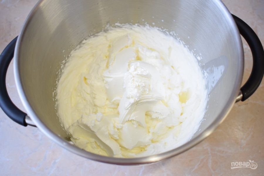 Крем из сливок и творожного сыра и сахарной пудры. Крем масло творожный сыр сахарная пудра для торта. Творожный сыр сливочное масло сахарная пудра. Процесс приготовления крем чиз. Крем для торта масло и крахмал