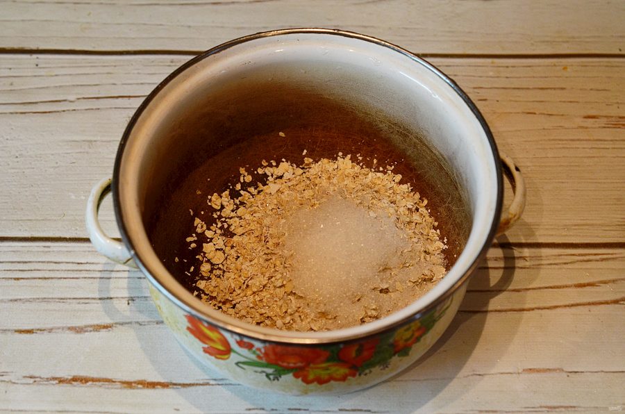 Рецепт каши овсяной на воде пошаговое. Добавляем в кастрюлю овсянки сахар. Засыпать хлопья в кружку и покрыть тертыми яблоками.