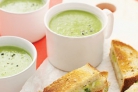 Зеленый гороховый суп с хлебцами
