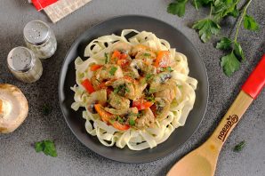 Лапша с грибами и мясом