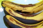 Банан с шоколадом на мангале