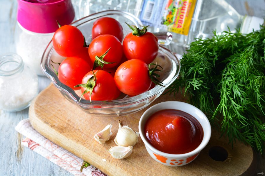 Рецепт кетчупа помидоры и лук. Кетчуп из помидоров. Помидоры с чесноком на стол. Кетчуп с помидорами. Ингредиенты для помидор.