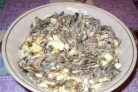 Салат из морской капусты, яиц и кальмаров
