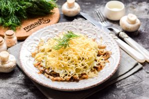 Слоеный салат с шампиньонами и сыром