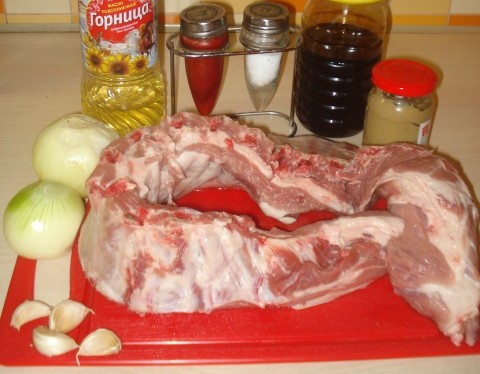 Запеченные свиные ребрышки в духовке