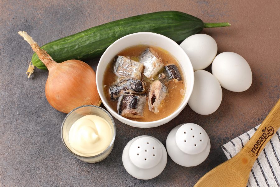 Салат с консервированной сайрой, огурцом и яйцом