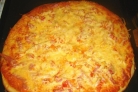 Пицца с помидорами, колбасой и сыром