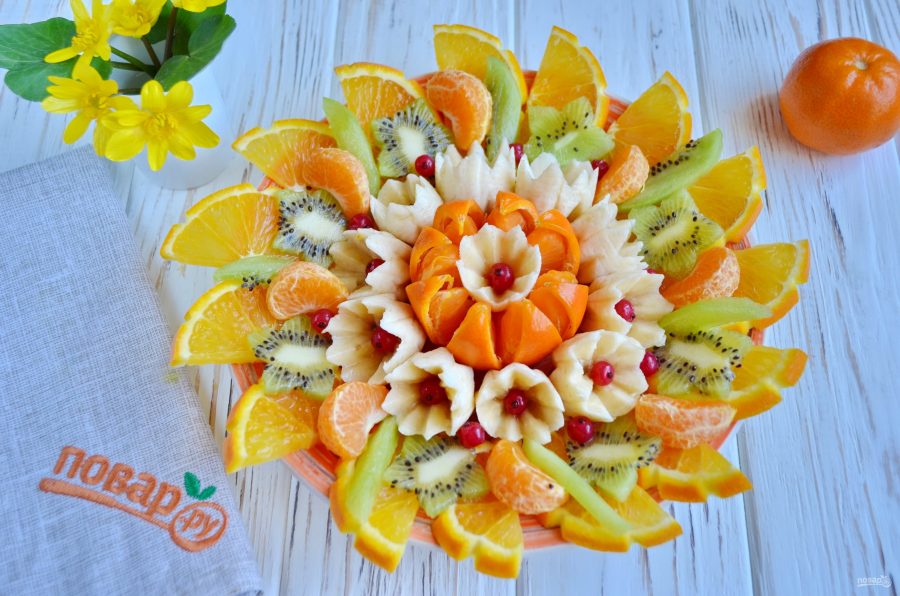 Праздничная нарезка из фруктов