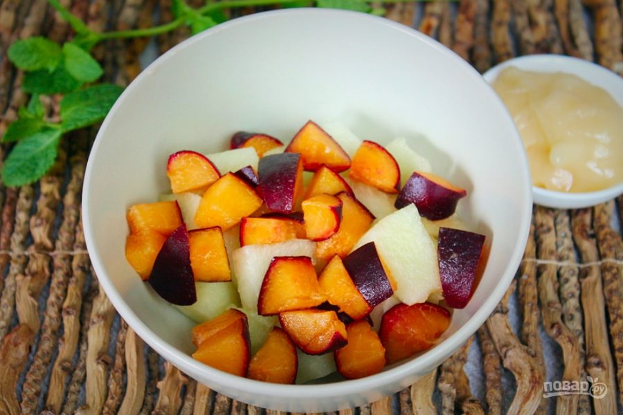 Фруктовый салат из дыни, персика и черного абрикоса