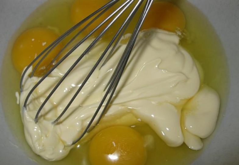 Взбитые яйца. Яйца с майонезом. Взбиваем яйца с сыром. Майонез с яйцом взбить. Кремовые яйца