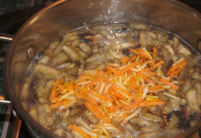Варить 10 часов. Кастрюля с белой фасолью морковью и болгарским перцем варится.
