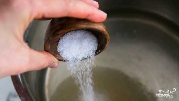 Добавить соль по вкусу. Соль в миске. Высыпать соль. Соль на сковороде. В воду добавить соль.