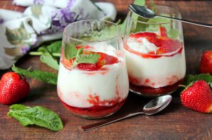 Йогуртовый десерт с клубникой и печеньем