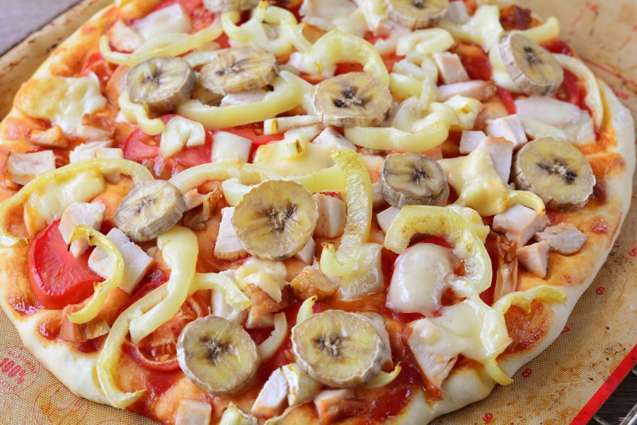 Сколько выпекается пицца. Пицца с бананами. Фруктовая пицца. Фото пицца с бананом. Рецепт пиццы с бананами.