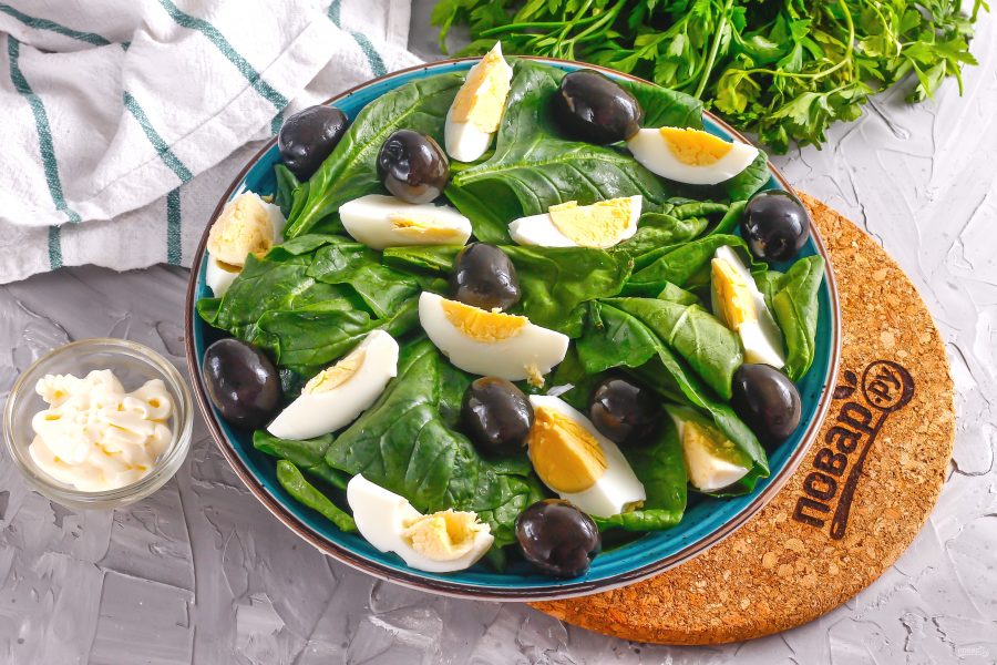 Салат с тунцом и маслинами