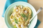 Спагетти с морскими гребешками и луком