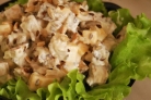 Салат с курицей и сухариками