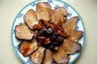 Запеченная свинина с черносливом и яблоками