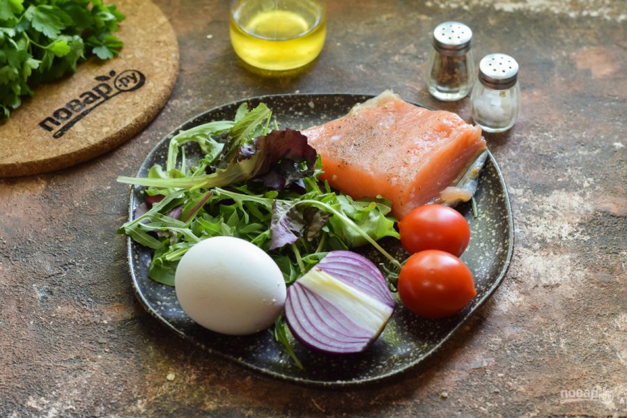 Салат с лососем и яйцом пашот