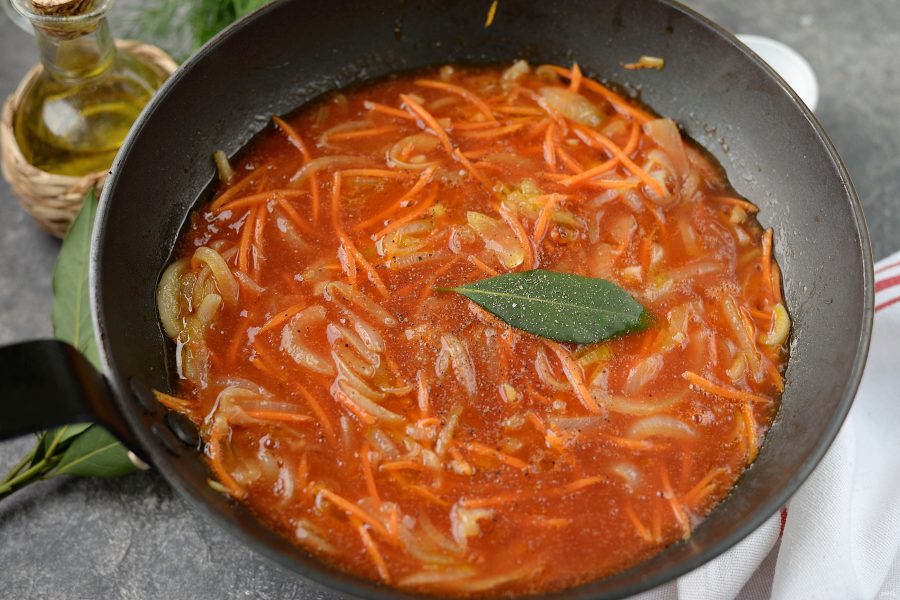 Жареные рапаны с луком и морковью в томатном соусе
