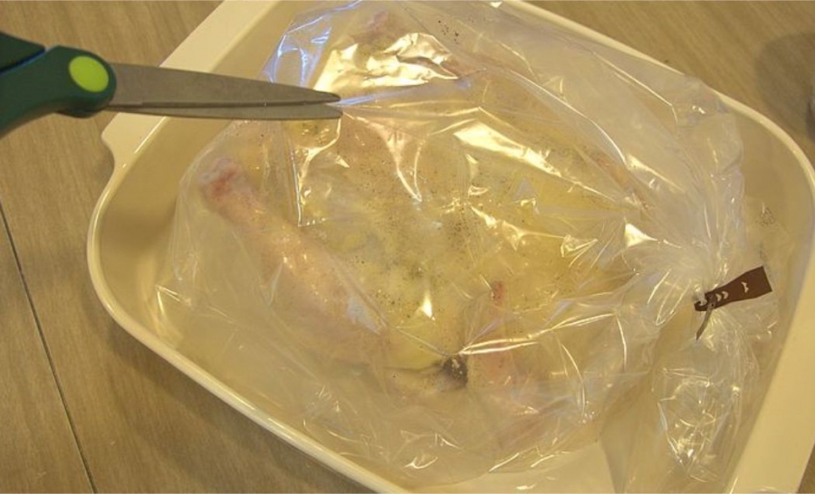 Нужно ли протыкать пакет. Пакеты для запекания в духовке. Курица в пакете для запекания в духовке. Проколы в пакете для запекания.
