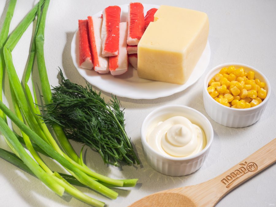 Ингредиенты для салата из крабовых палочек, сыра и кукурузы