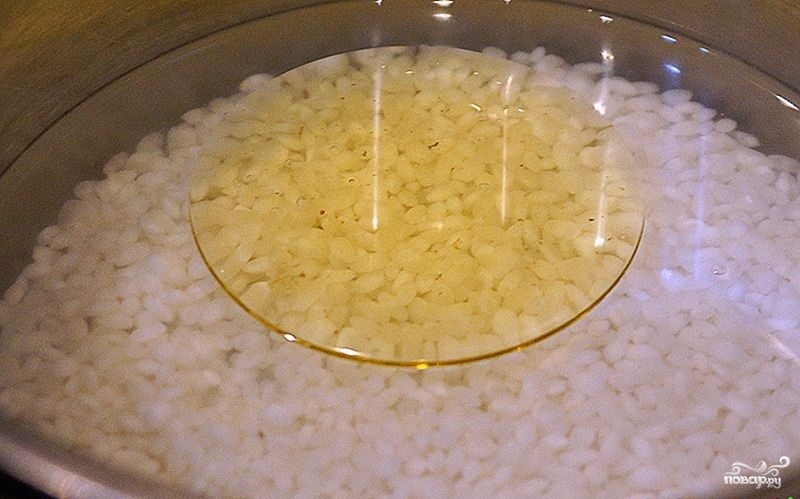Замачивание риса в воде. Рис замоченный в оде.