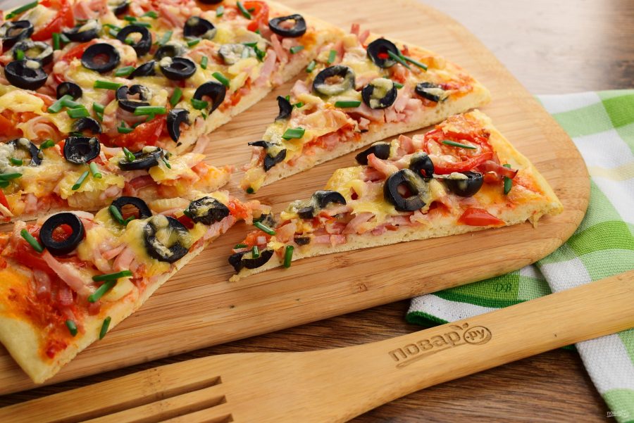 Домашняя пицца на тонком тесте рецепт. Тонкая итальянская пицца. Пицца из лаваша. Домашняя пицца из лаваша. Классическая пицца на тонком тесте.