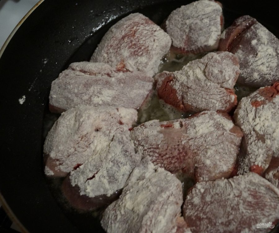 Печень свиная рецепты жареная мягкая. Приготовление свиной печени. Печёнка свиная жареная. Приготовить свиную печень. Печень свиная жареная.