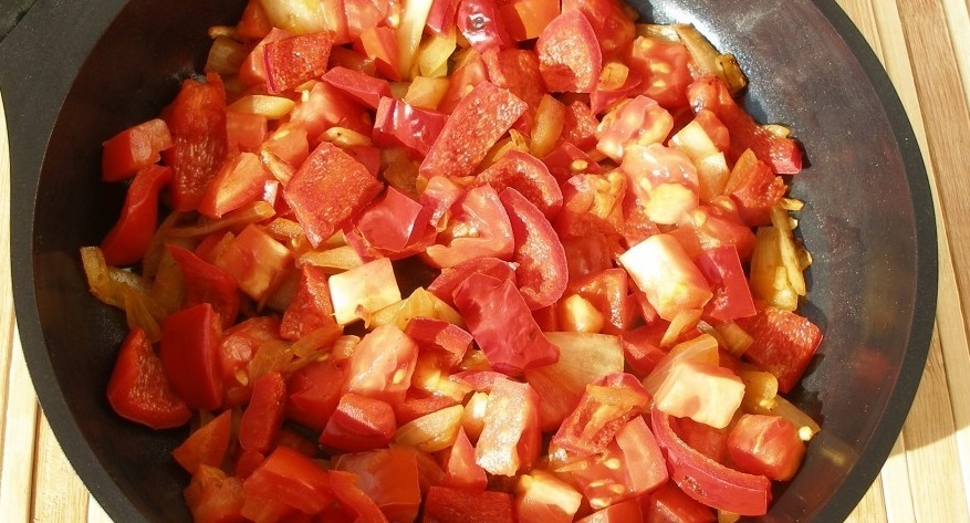 Рецепт Омлет с сыром и помидорами на сковороде