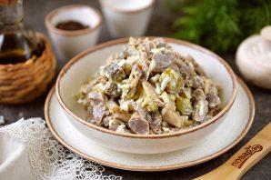 Бюджетный салат с куриными желудками и жареными грибами