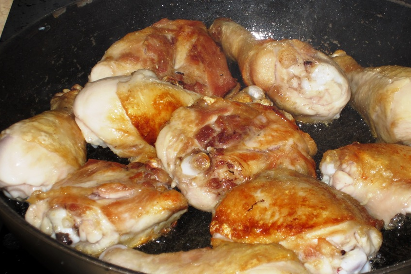 Курица кусочками с луком на сковороде. Курица в духовке кусочками. Курица в духовке кусочками на сковороде. Жареная курица на сковороде. Курица с луком в духовке.