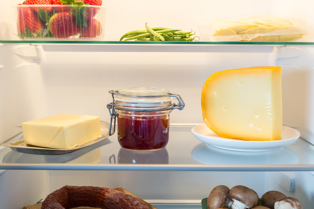 Почему не стоит хранить сыр в целлофане
