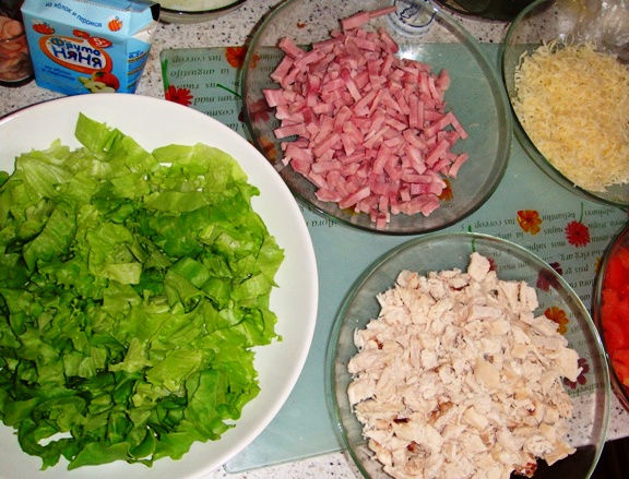 Рецепт Салат с беконом, курицей и помидорами