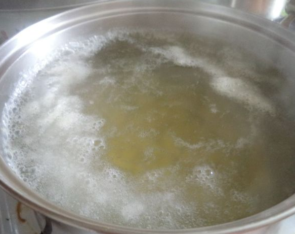 Опустить в кипящую воду картофель. Суп из наваги. Из наваги готовят суп. В кипящую воду опустить картофель.