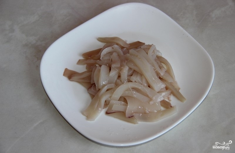 Сливочная паста с кальмарами рецепт. Чистое море кальмар. Кальмар нарезанный. Как нарезать кальмары. Рецепт кальмара в сливках на сковородке.