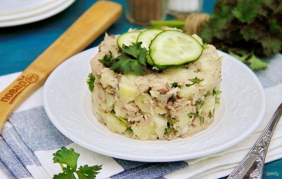 Слоеный салат с рыбными консервами и слоеный салат "Нежность" с рыбными консервами и яблоками