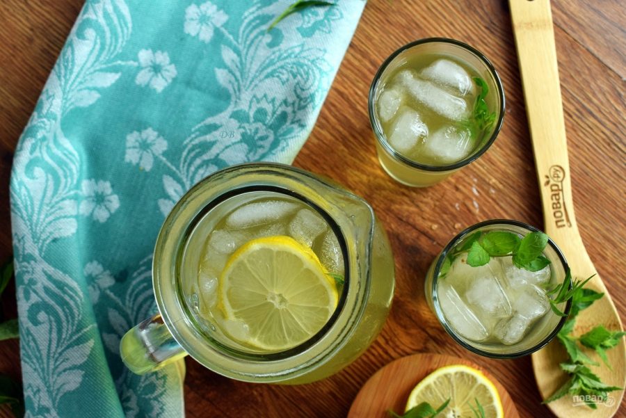 Добавьте лимонный сок, охладите в холодильнике. Добавьте лед. Приятного аппетита!