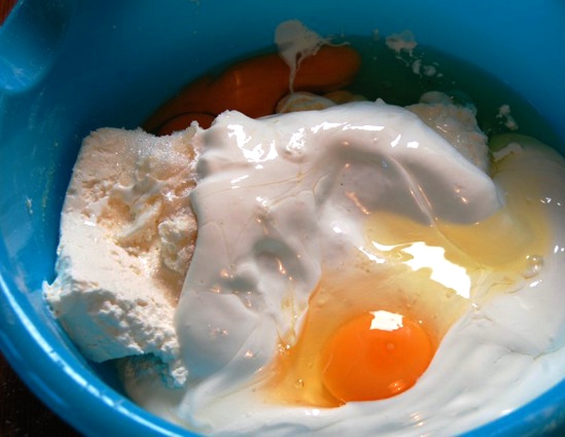 Торт сметана яйца сахар. Финский творог. Мягкий творог для торта. Смешать творог с яйцом. Творог на финском языке.
