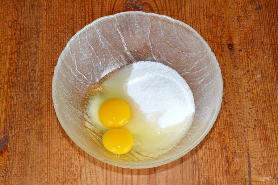 Надо ли добавлять в тесто яйца. Яйцо в тесте. Тесто из яйца. Тесто с яйцом. Тесто с яйцом посередине как называется.