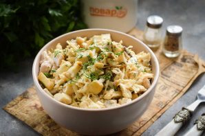 Салат из курицы, грибов и сельдерея