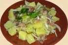 Салат с картофелем, огурцом и маслинами