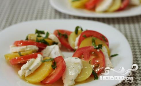 Рецепт Салат из помидоров с козьим сыром