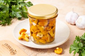 Маринованные лисички с чесноком
