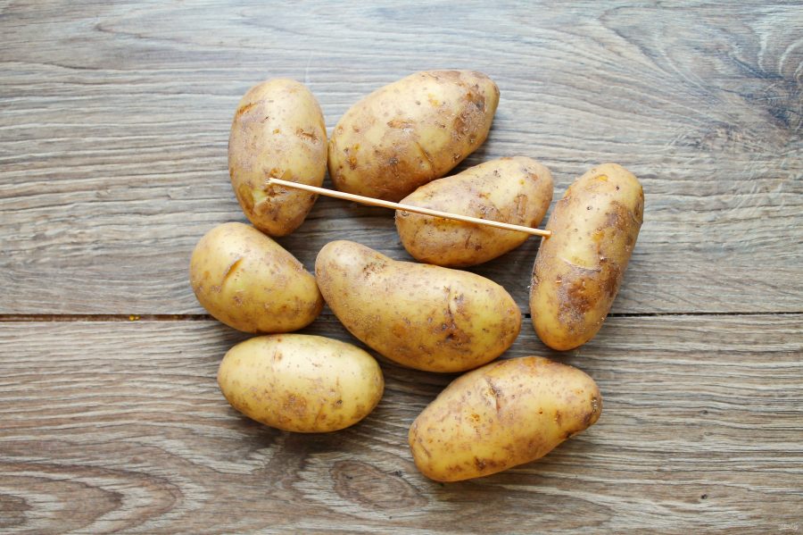 Кожура молодого картофеля. Молодая картошка. Картошка молодая в мундире в духовке.