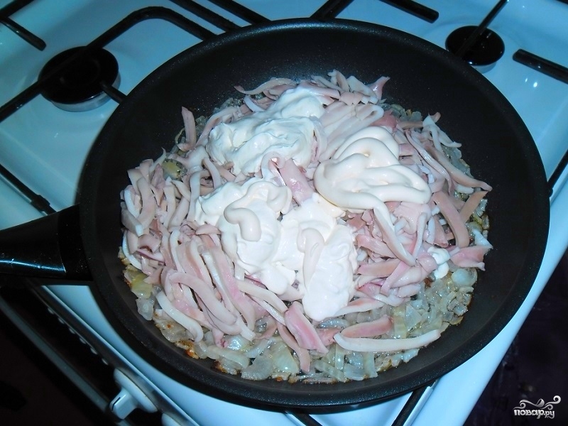 Кальмар рецепт на сковороде простой. Кальмар в майонезе. Мясо в майонезе на сковороде. Сколько минут готовить кальмаров на сковороде. Рецепт кальмара в сливках на сковородке.