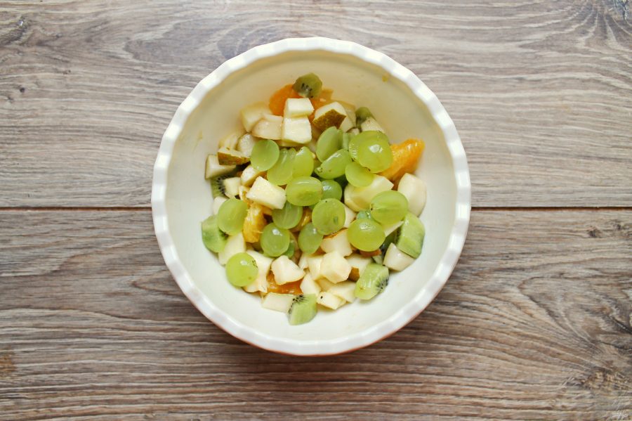 Фруктовый салат с яблоками, грушами и киви
