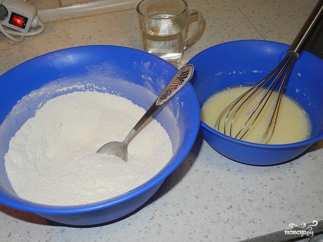 Вода мука сахар что можно приготовить. Крем для торта яйца и сахар. Влить воду в тесто. Крем с яйцами и сахаром. Мука сахар ванилин.