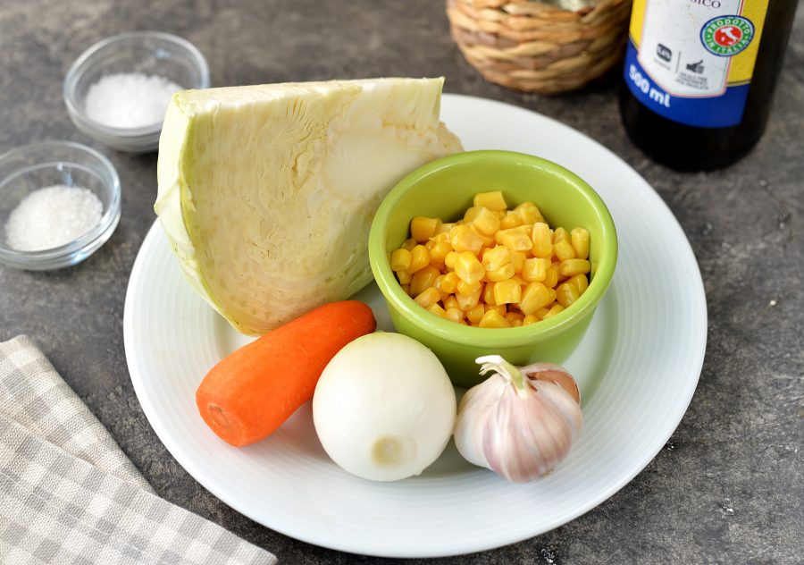 Салат с пикантной капустой и кукурузой